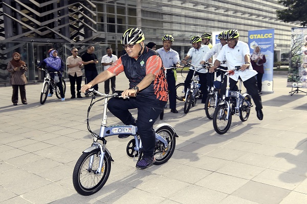 AMINUDDIN mencuba menunggang e-bike pada Majlis Penyerahan Sumbangan Basikal Elektrik daripada SEDA Malaysia kepada PPj baru-baru ini.