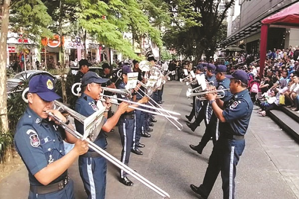 ANTARA aksi persembahan brass band DBKL di hadapan kompleks beli belah Sogo baru-baru ini.