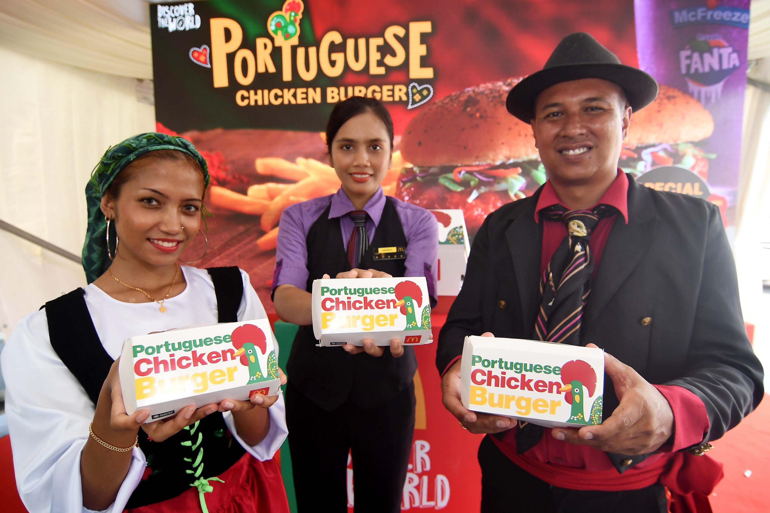 BURGER Ayam Portuguese yang dilancarkan oleh McDonald’s Malaysia baru-baru ini menyasarkan jualan 1.5 juta biji burger selama sebulan. Gambar - NAZIRUL ROSELAN
