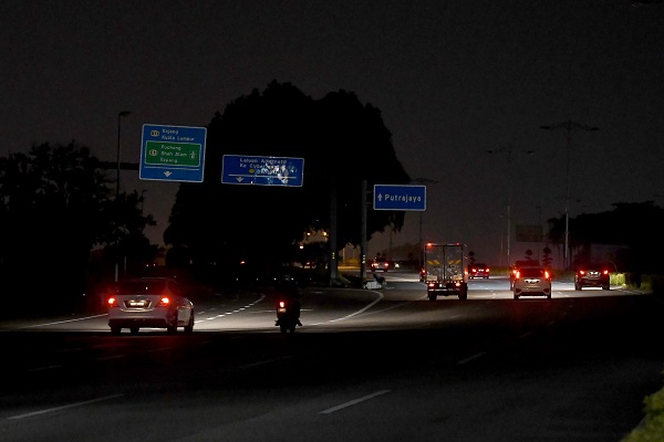 KEADAAN jalan yang gelap menyukarkan pemandu melihat persimpangan dan membahayakan nyawa.