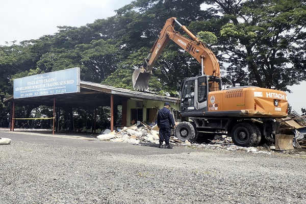 KERJA merobohkan premis yang dibina di atas tanah milik kerajaan tanpa izin oleh PPTGWPKL.