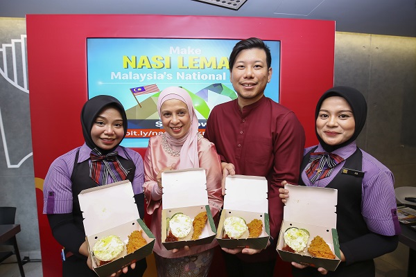 MELATI (dua dari kiri) bersama Eugene Lee (dua dari kanan) menunjukkan hidangan Nasi Lemak McD selepas melancarkan signage Mekdi di McDonald’s Bukit Bintang, Kuala Lumpur baru-baru ini.
