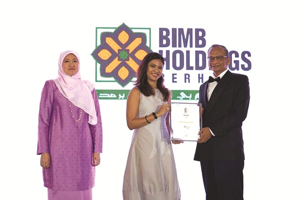 Pengerusi BHB, Tan Sri Ambrin Buang (kanan) menerima Anugerah Membina Kepercayaan 2019 oleh PwC yang diserahkan oleh Nadiah Wan (tengah) di Kuala Lumpur baru-baru ini.