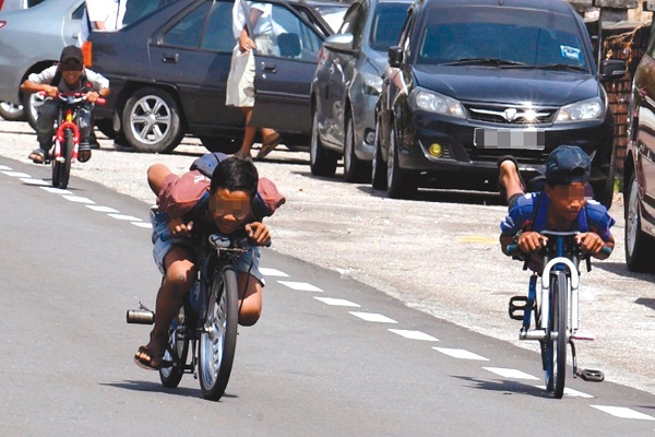 REMAJA menunggang basikal lajak mengundang bahaya - Gambar Hiasan