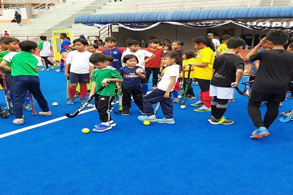 SEBAHAGIAN peserta yang menyertai Program Pembangunan Hoki Kuala Lumpur.