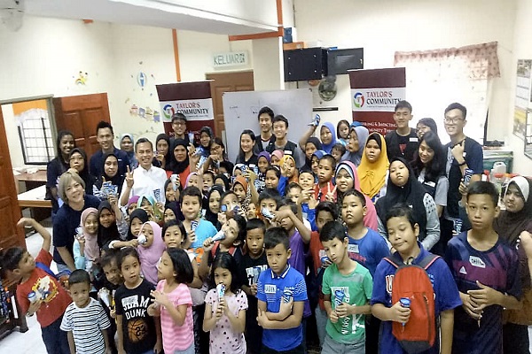 AHLI Parlimen Lembah Pantai, Fahmi Fadzil bergambar dengan pelajar-pelajar yang menggunakan MINTS di PPR Kerinchi.