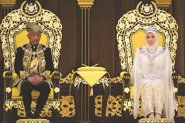 AL-SULTAN ABDULLAH bersama Tunku Azizah Maimunah Iskandariah berada di singgahsana pada Istiadat Pertabalan Yang di-Pertuan Agong ke-16 di Istana Negara, Selasa lalu. FOTO Unit Jabatan Penerangan.