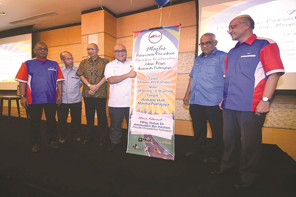 AMINUDDIN (tiga dari kanan) menyempurnakan pelancaran Persatuan Pendidikan Keselamatan Jalan Raya di Marina Putrajaya baru-baru ini.