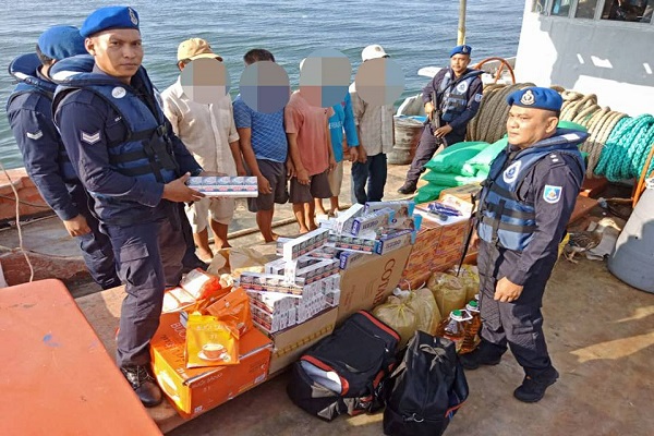 ANGGOTA Polis Marin menunjukkan barangan rampasan daripada lima nelayan warga asing yang ditahan di Pangkalan Markas Operasi Polis Marin Labuan baru-baru ini.