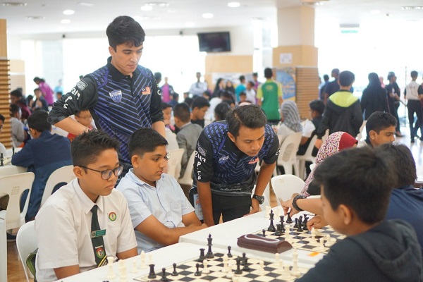 CATUR bantu pemain berfikiran kritis. - Gambar hiasan