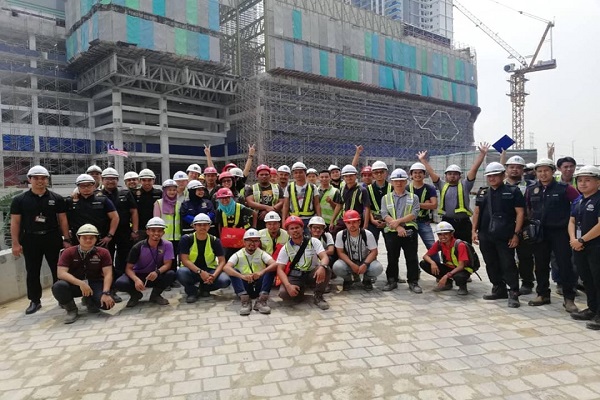 PESERTA-PESERTA latihan COMBI anjuran PKD Daerah Kepong bergambar pada sesi latihan di tapak pembinaan United, Kepong baru-baru ini.