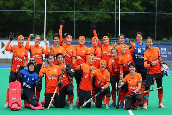 FAZILLA bersama pemain skuad Malaysia Tigress.