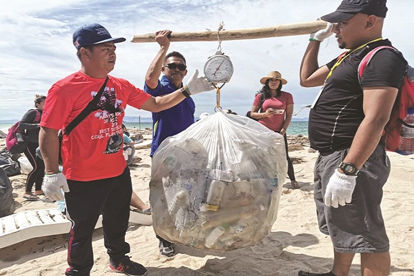 LABUAN - BUNGKUSAN sampah yang dikutip ditimbang sebelum dikumpulkan.