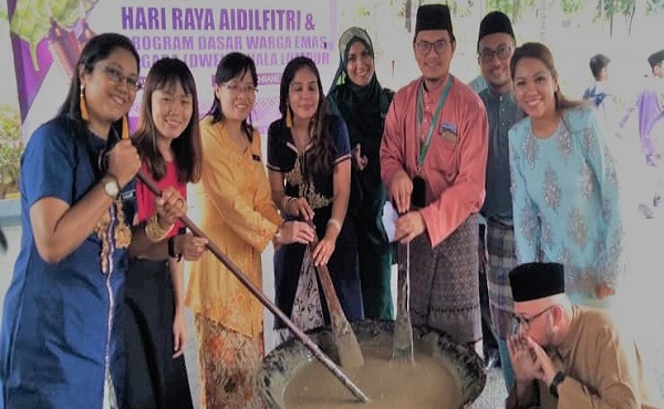 PEGAWAI YADIM dan guru-guru SK Cochrane bersama-sama mengacau dodol pada Program Rancangan Integrasi Murid Untuk Perpaduan (RIMUP) di sekolah berkenaan baru-baru ini.