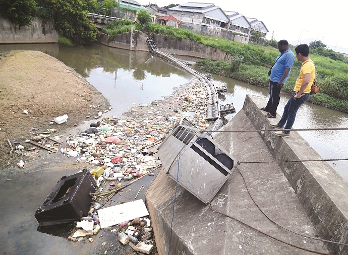 PERANGKAP sampah yang dipasang di sungai Batu, Selayang.