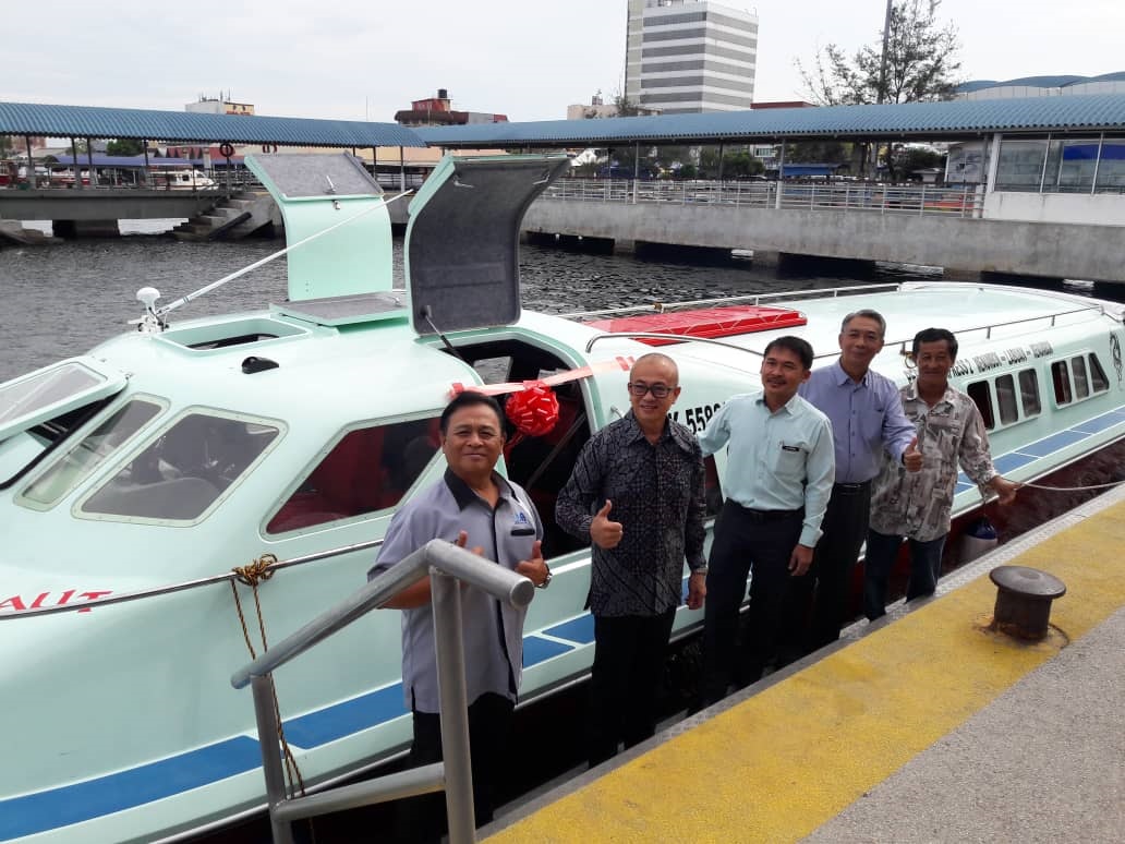 ROZMAN (dua dari kiri) bergambar bersama operator bot Perdana Express pada majlis perlancaran bot baharu tersebut baru-baru ini.