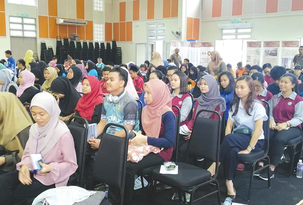 SEBAHAGIAN peserta mendengar dengan minat pembentangan pada Program Bicara @Muzium di Dewan Darul Kifayah baru-baru ini.