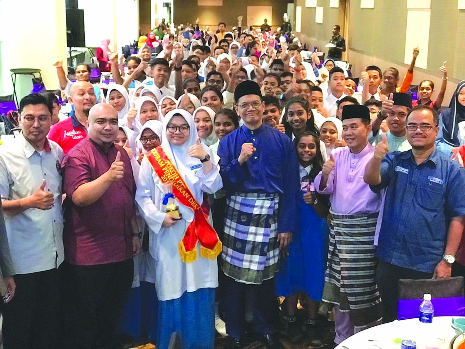 SHAHRUDDIN (tengah) bergambar bersama penerima Anugerah Pelajar Cemerlang program tuisyen DBKL baru-baru ini.