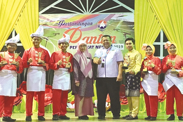 YAHYA (tiga dari kanan) Asmawi (empat dari kanan) Norazita (empat dari kiri) bergambar bersama pasukan pemantum SMSL yang muncul juara Pertandingan Pesta Pantun Sekolah-sekolah Menengah 2019 Peringkat WP Labuan