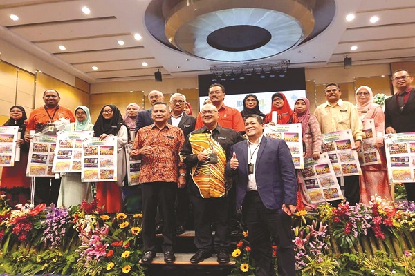 AMINUDDIN (depan, tengah) bergambar bersama wakil MPP Putrajaya selepas merasmikan Karnival Blueprint Masyarakat Sejahtera Putrajaya 2018-2022 baru-baru ini.
