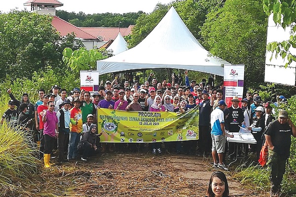 ROZMAN (tengah) bergambar bersama peserta Program Gotong Royong di Taman Ekologi Paya Bakau Kina bENUWA BARU-BARU INI.