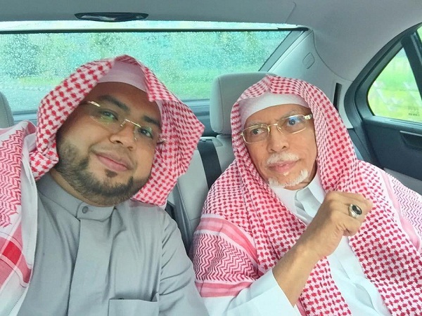 ABDULKARIM bersama bapa angkatnya, Sheikh Ali Molla yang merupakan Ketua Bilal Masjidil Haram, Mekah.