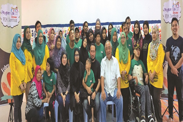 AHMAD (depan, empat dari kanan) bergambar bersama sukarelawan dan peserta program Celik IT yang diadakan di PPDK Sentosa, Kuala Lumpur baru-baru ini. (1)