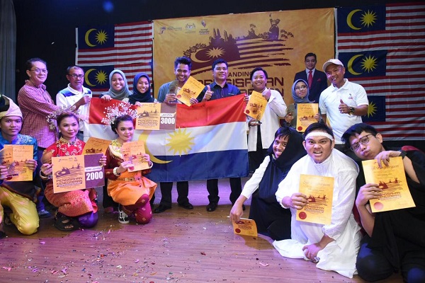 AMIR (berdiri, empat dari kanan) bergambar bersama pemenang Pertandingan Pengisahan Kenegaraan 2019, Peringkat Wilayah Persekutuan Labuan baru-baru ini.