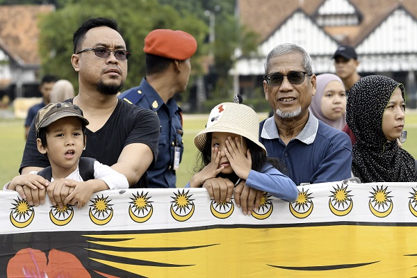 ANTARA gelagat pengunjung yang datang menyaksikan Sambutan Hari Bomba Sedunia 2019 yang diadakan di Dataran Merdeka.