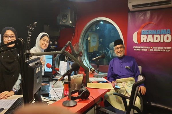 DEEJAY Bernama Radio bergambar kenangan bersama Khalid Abd. Samad selepas program Bicara Petang di konti stesen radio tersebut baru-baru ini.