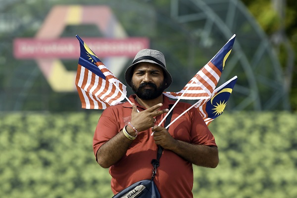 GELAGAT seorang lelaki mengibarkan Jalur Gemilang di tengah ibu kota.