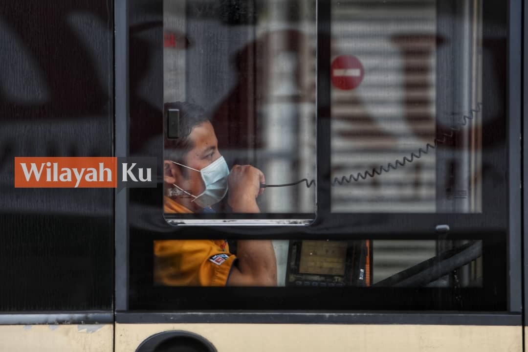 PEMANDU bas memakai topeng mulut dan hidung ketika betugas.