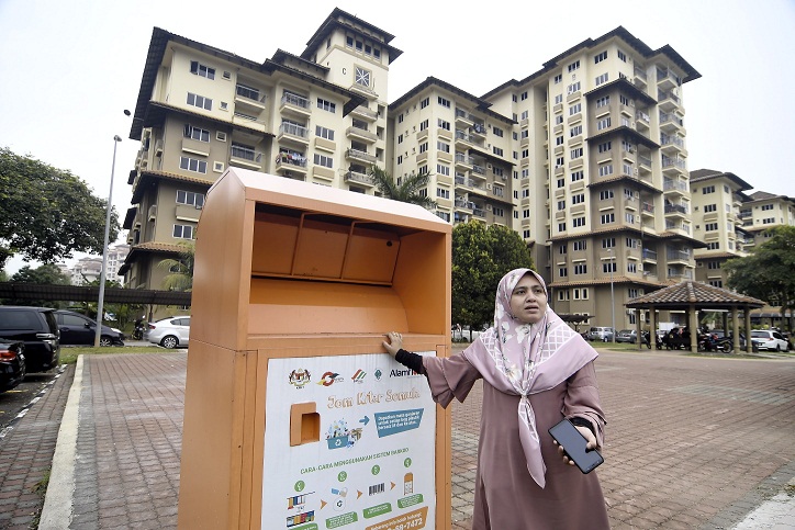 ISMI Azura Istear Khan, bersama tong sampah yang dicipta khas oleh Alam Flora.