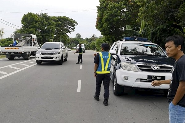 JPJ WP Labuan melakukan operasi sekatan jalan raya bagi memastikan warga Labuan mematuhi undang-undang.