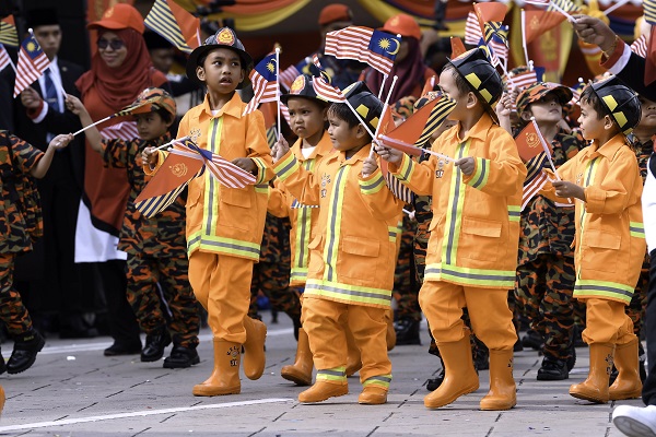 KANAK-KANAK juga turut menyertai perarakan sempena Sambutan Hari Bomba.