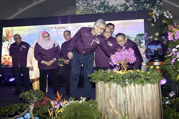 KHALID-kanan-merasmikan-pra-pelancaran-Royal-Floria-Putrajaya-2019-di-Taman-Botani-Presint-di-sini-baru-baru-ini