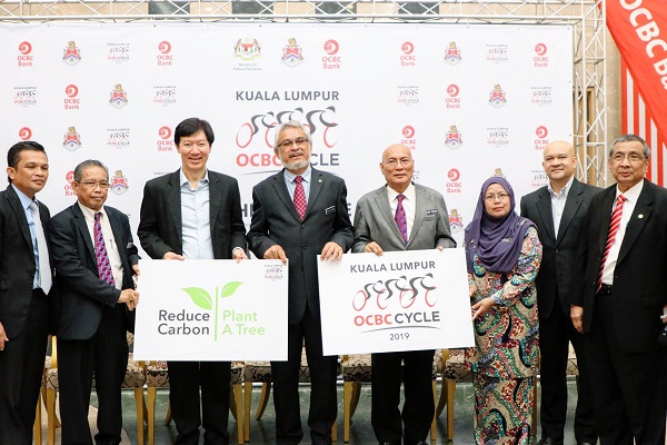 KHALID-tengah-bersama-Nor-Hisham-menunjukkan-poster-KL-OCBC-City-Ride-2019-selepas-melancarkan-penganjuran-acara-perlumbaan-basikal-di-Menara-DBKL-di-sini-baru-baru-ini