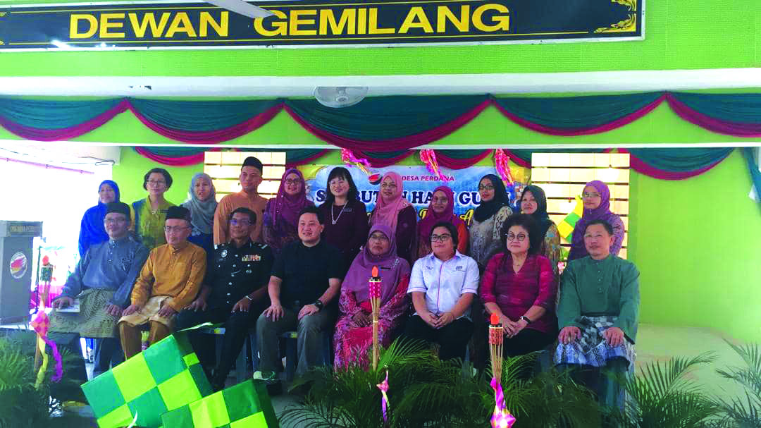 EMUND (depan, tengah) bergambar bersama Abd. Ghani, Zaiton dan Kok Seng serta guru-guru pada majlis Aidilfiri dan Hari Guru 2019 di SMK Desa Perdana baru-baru ini.