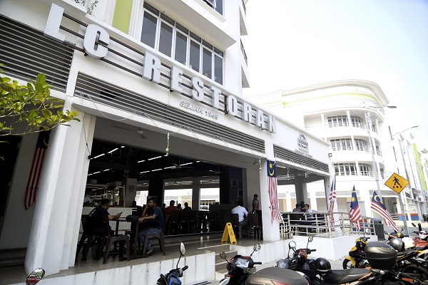 LINE Clear Restaurant yang terletak di Jalan Perak P15, Presint Diplomatik, Putrajaya.