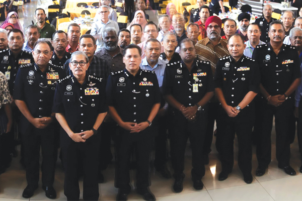 MAZLAN-tengah-bergambar-bersama-pesara-pesara-polis-pada-majlis-meraikan-mereka-baru-baru-ini