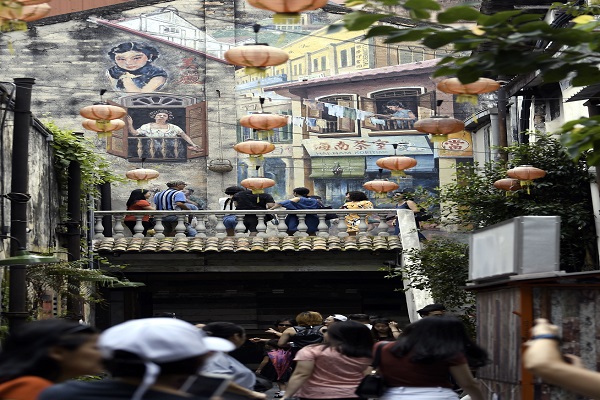 ORANG ramai boleh merasai sendiri keunikan mural di Lorong Kwai Chai Hong.