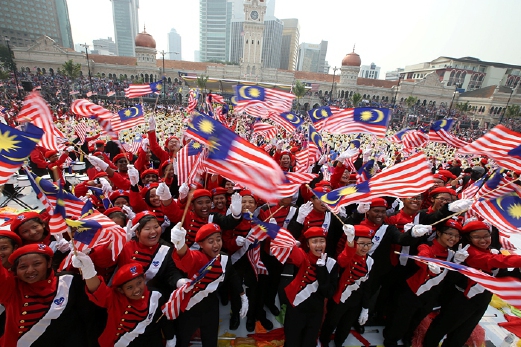 ORANG ramai mengibarkan Jalur Gemilang di Dataran Merdeka, Kuala Lumpur.