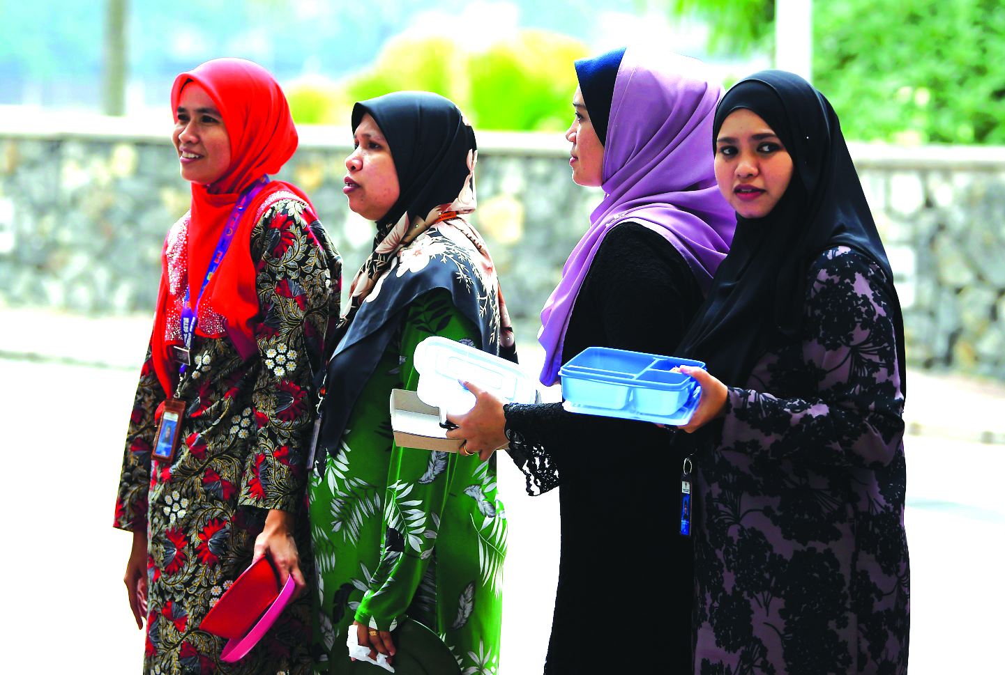 ORANG ramai yang hadir membawa bekas makanan sendiri.