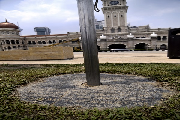 PAPAN tanda peringatan diletakkan di bawah tiang bendera sebagai tanda memperingati sejarah