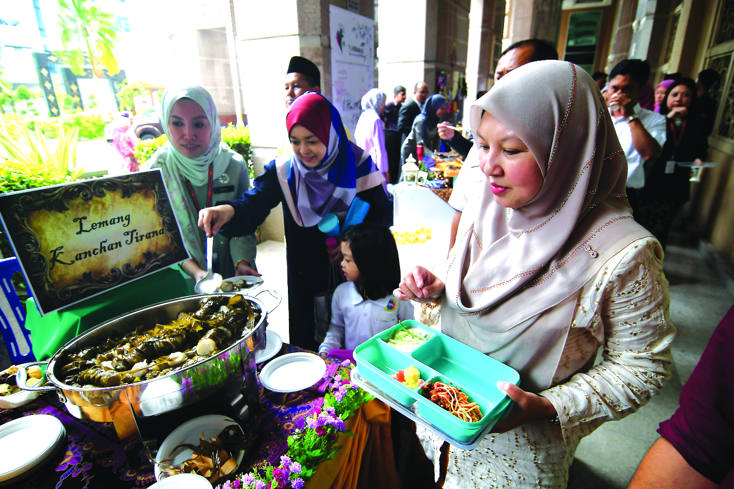 PELBAGAI jenis juadah hari raya disediakan.