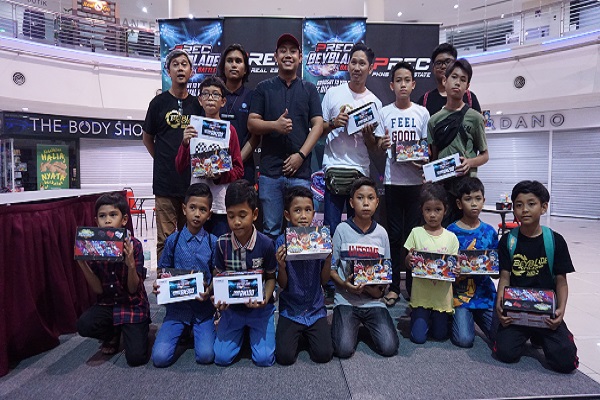 PEMENANG-PEMENANG PREC Beyblade Battle bergambar bersama hadiah set Beyblade masing-masing selepas pertandingan tersebut di SACC MALL, Shah Alam baru-baru ini.
