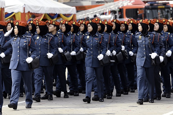 PERBARISAN dari Anggota Bomba Wanita