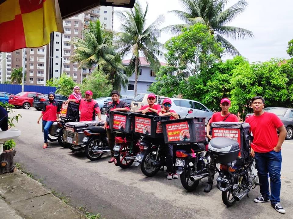 PERKHIDMATAN penghantaran makanan turut disediakan.