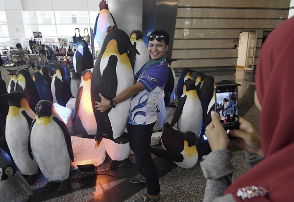 REPLIKA penguin di ruangan Artatika yang menarik perhatian pengunjung.