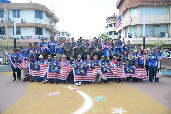 Rozman bersama peserta konvoi Kembara Merdeka Jalur Gemilang tiba di Laman Victoria untuk mengedarkan Jalur Gemilang.